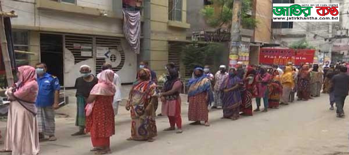 ফ্রি খাবারে হুড়োহুড়ি ওয়ারীতে