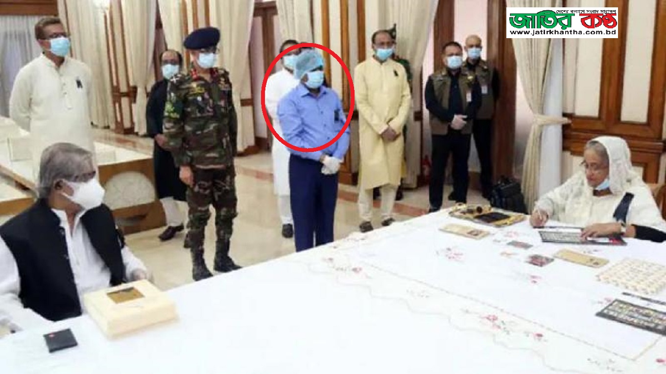 করোনাক্রান্ত ডাকডিজি কেন গেলেন প্রধানমন্ত্রীর কাছাকাছি!