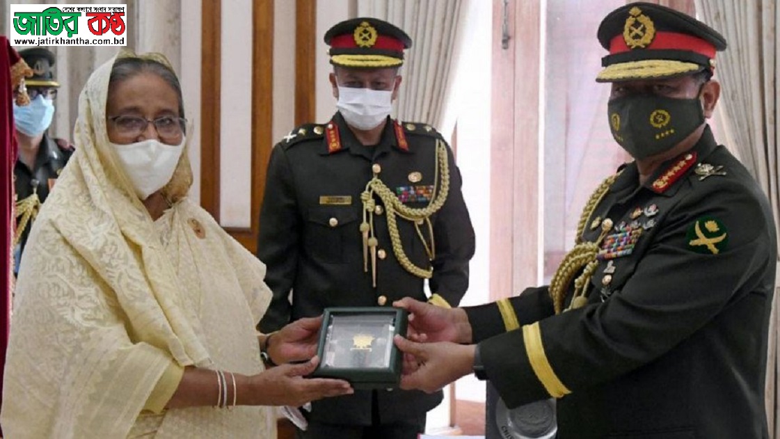 জেনারেল আজিজ কে ‘সেনাবাহিনী পদক’ দিলেন প্রধানমন্ত্রী শেখ হাসিনা