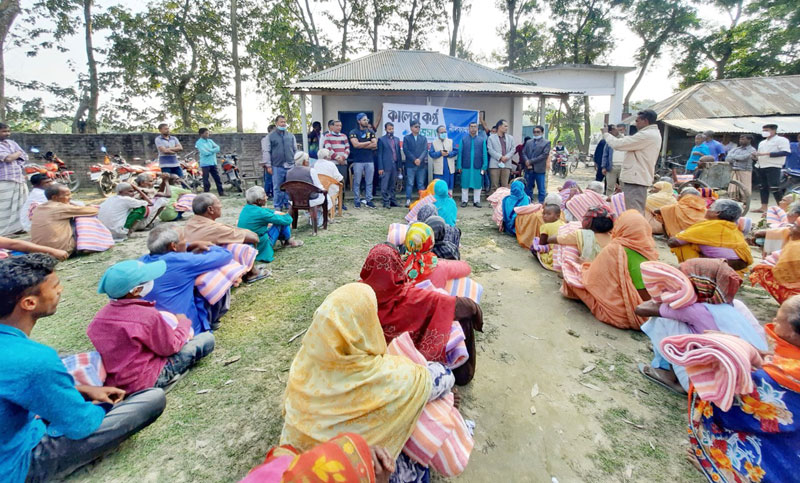 নীলফামারী সৈয়দপুরে শীতার্তদের বসুন্ধরার কম্বল বিতরণ