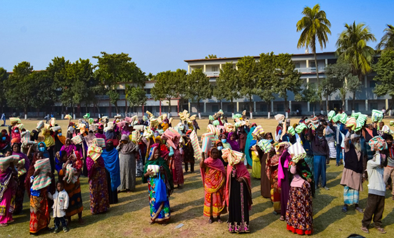 বসুন্ধরার কম্বল পেলো জয়পুরহাটে শীতার্তরা