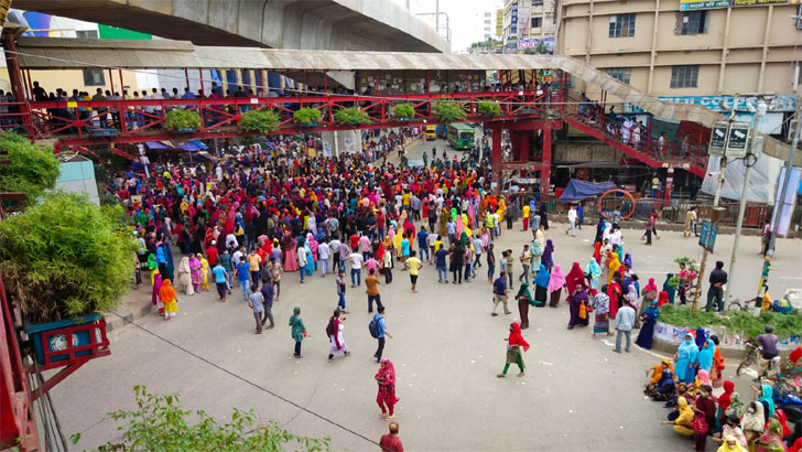মূল্যবৃদ্ধির প্রতিবাদে ফের রাস্তা ঘেরাও পোশাক শ্রমিকদের
