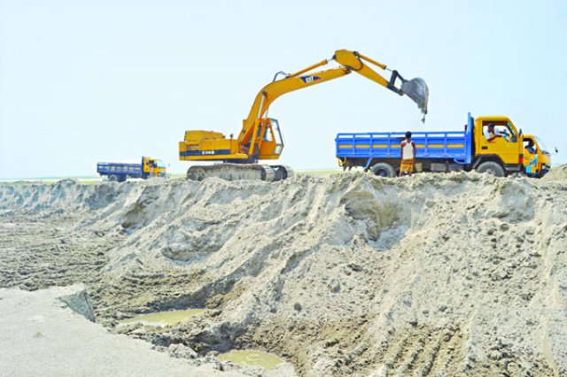 বালু সংকট-আটকে গেছে সরকারি উন্নয়ন কাজ