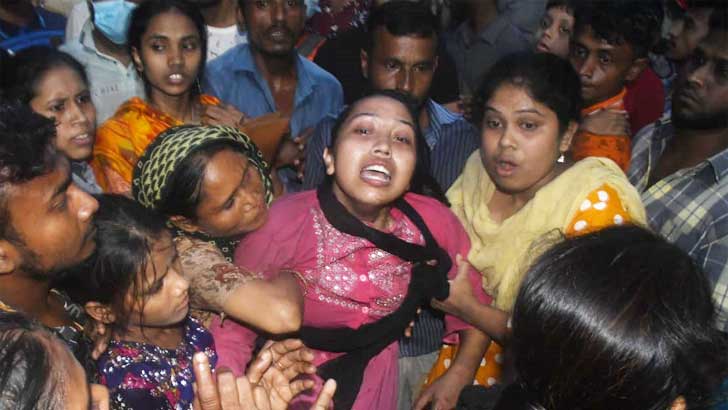 থানায় পিটুনি-জনতার পুলিশ হঠাৎ উগ্র!‘ন্যায়বিচার’ পেতে আদালতে সুমনের স্ত্রী