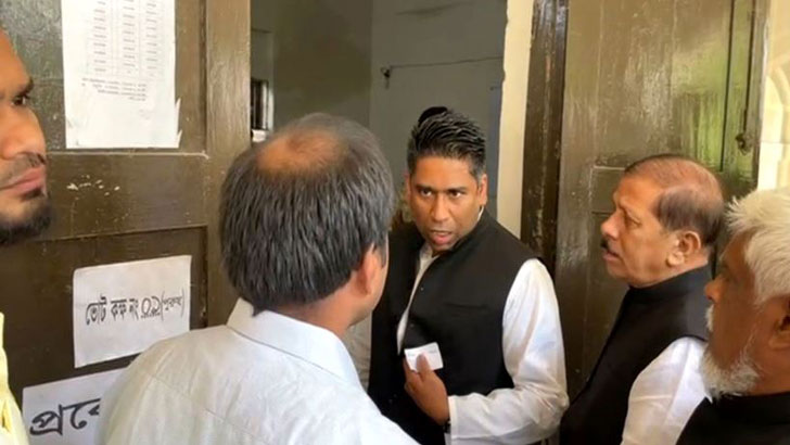 বরিশাল জেলা পরিষদ নির্বাচনে মেয়রের সঙ্গে ইউএনও’র বাকবিতণ্ডা