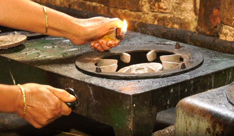 ক্ষুদ্ধ গ্রাহক-গ্যাস না দিয়ে সরকার বিল নিচ্ছে কেন!