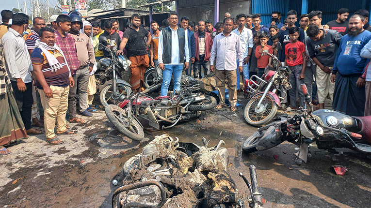 সিরাজগঞ্জে আ.লীগ-বিএনপি সংঘর্ষ -৮মোটরসাইকেলে আগুন