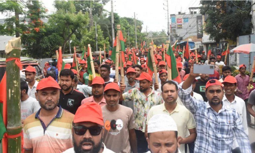 জামায়াত স্টাইলে রাজনীতি-লাঠিতে পতাকা বিএনপির