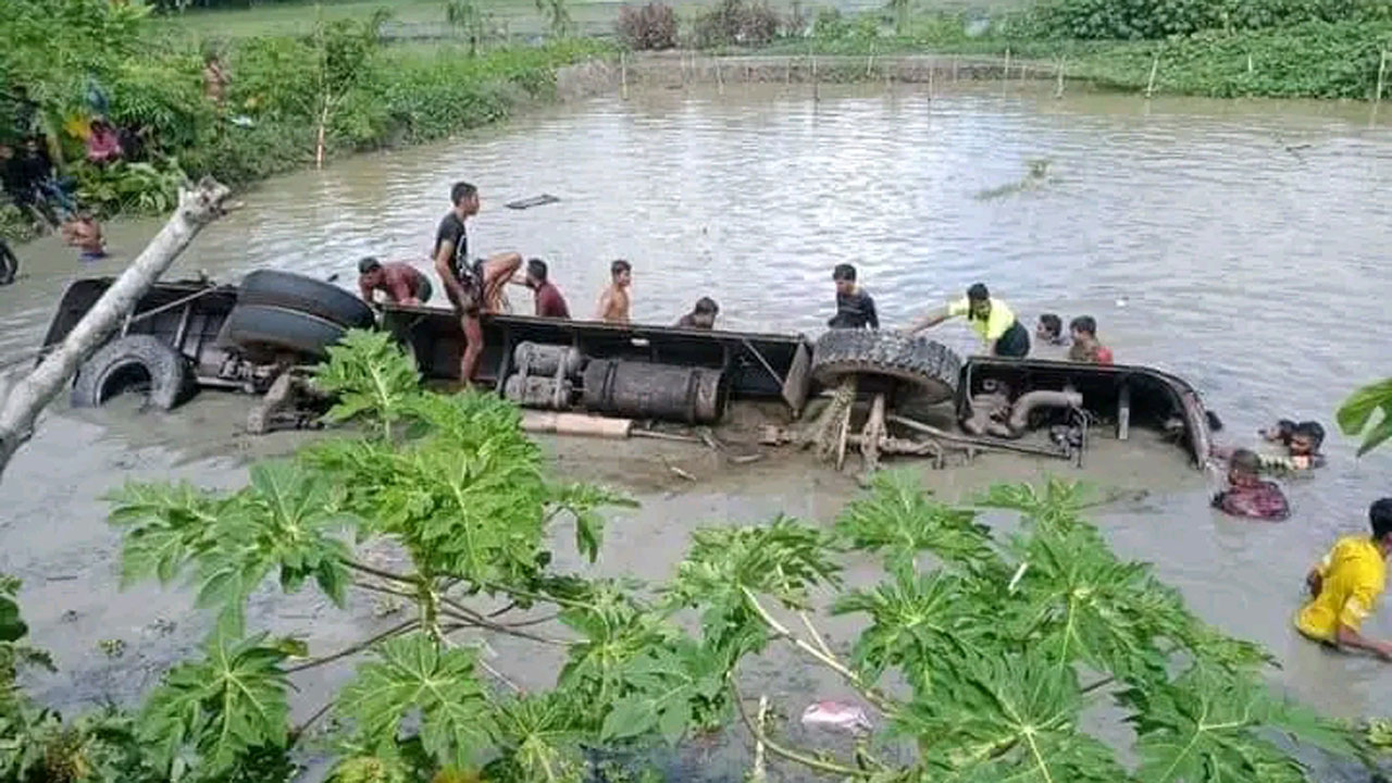 চালকের মোবাইলে কথা বলার খেসারতে ১৭ যাত্রী নিহত