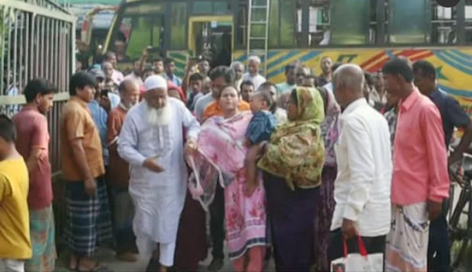 আক্কেলপুর ইউএনও’র বেআক্কেল কর্মকান্ড-রাস্তা অবরোধ করলো স্ত্রী