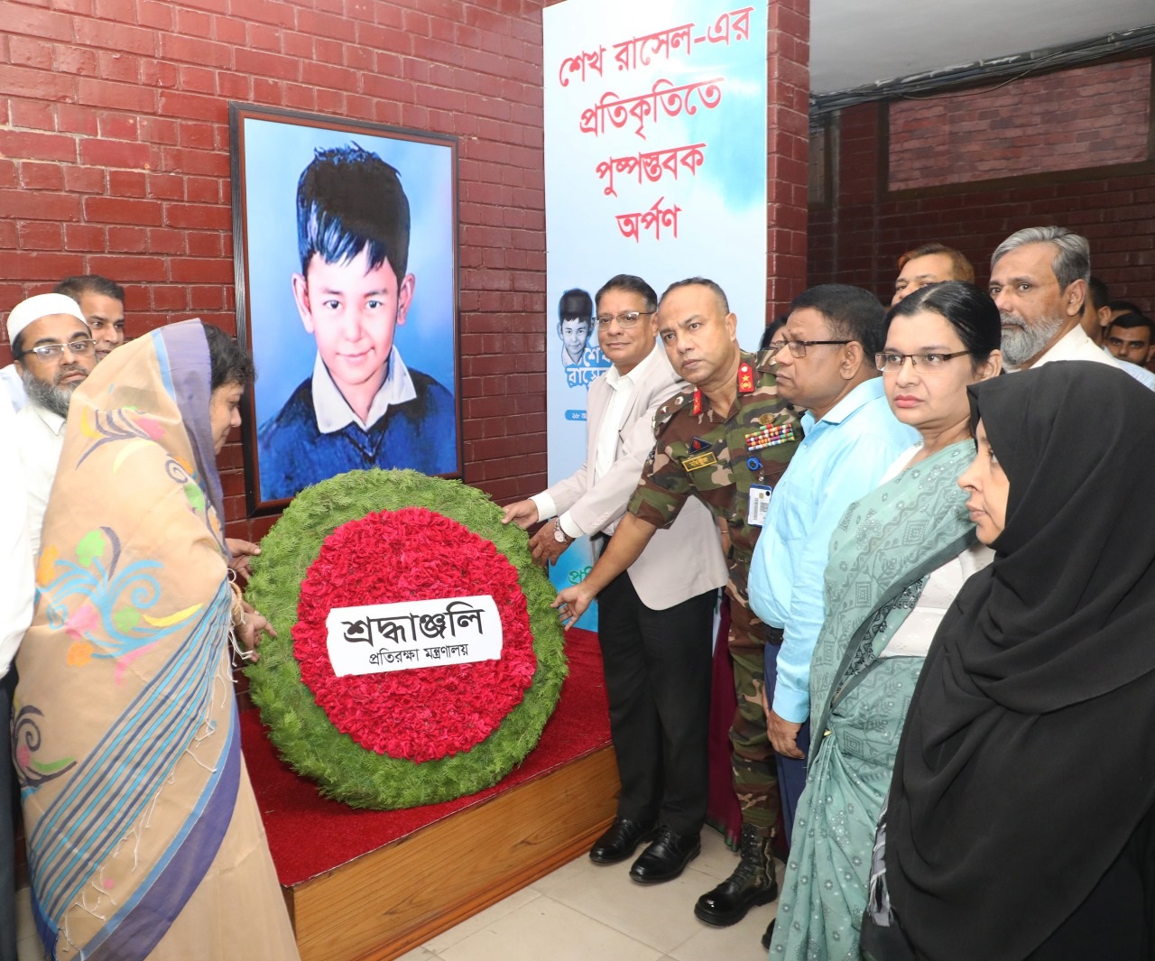 শেখ রাসেলের প্রতিকৃতিতে পুষ্পস্তবক অর্পণ করলেন সিনিয়র সচিব গোলাম মোহাম্মদ হাসিবুল আলম