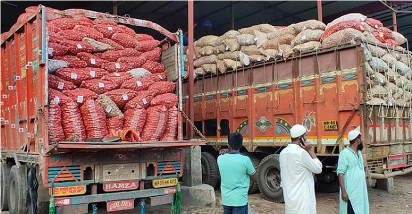 লাভের পিয়াজে পচছে-সীমান্তে আটকা ১০০ কার্গো ট্রাক