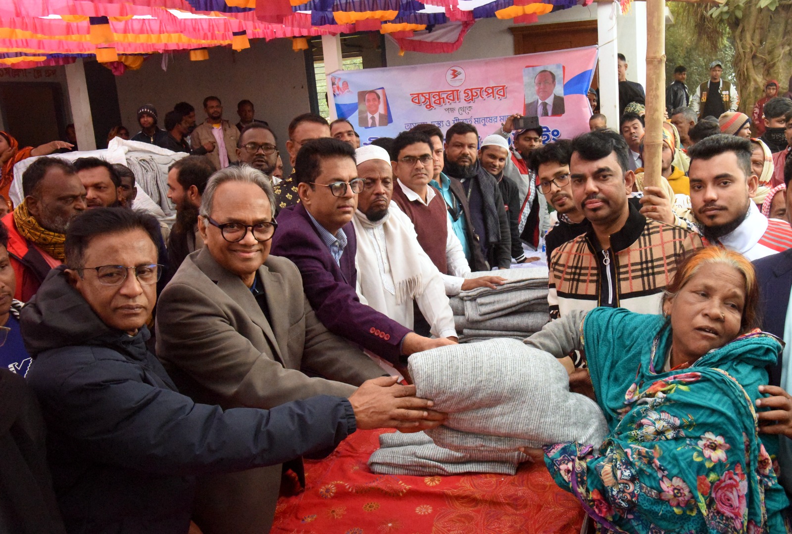 রুপগঞ্জে ১০ হাজার কম্বল বিতরণ করল বসুন্ধরা গ্রুপ