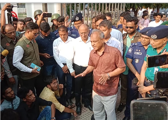 হামিদের পলায়নে বেরিকেডে স্বরাষ্ট্র উপদেষ্টা 