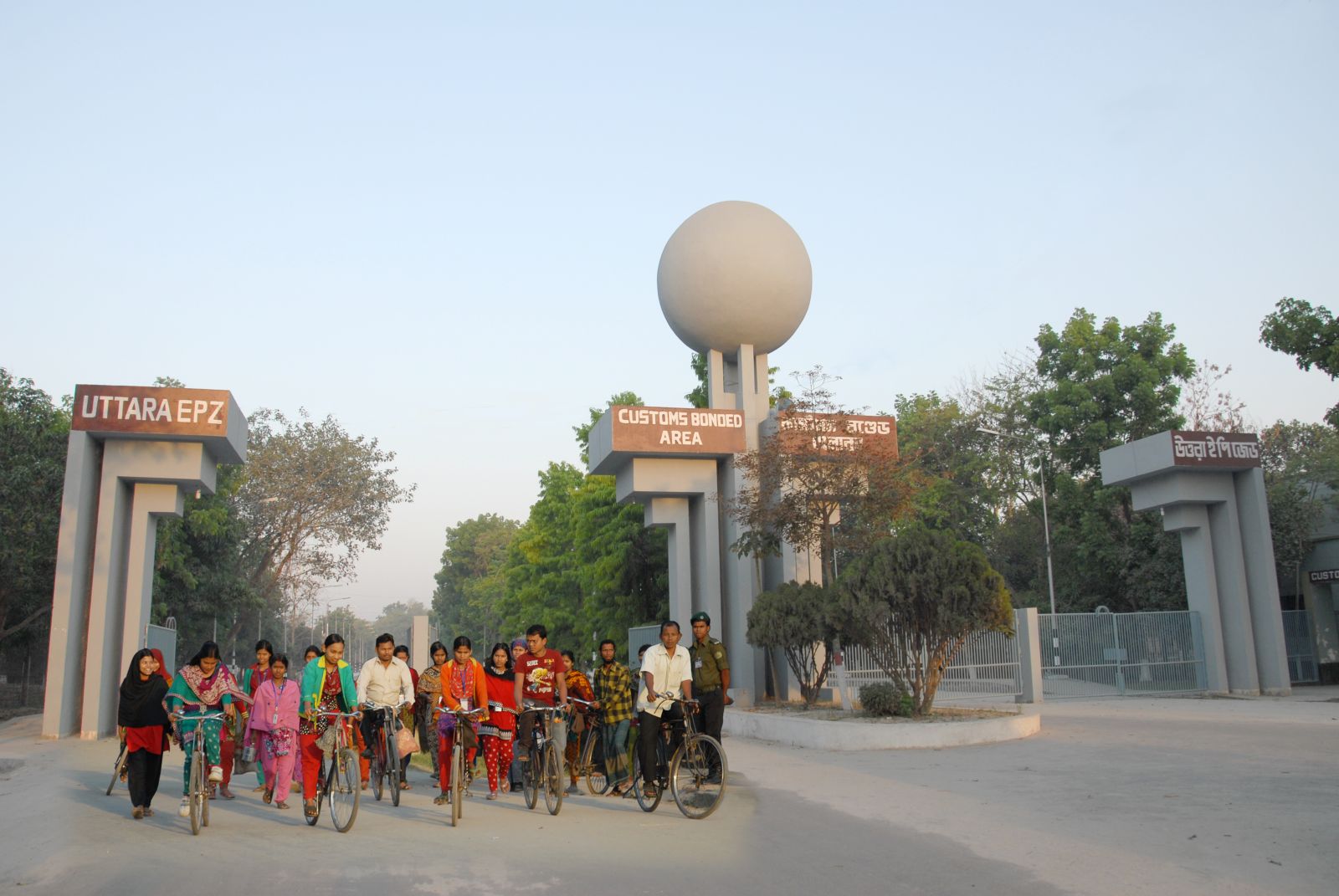 শ্রমিক হত্যায় থমথমে উত্তরা ইপিজেড-সব কারখানা বন্ধ