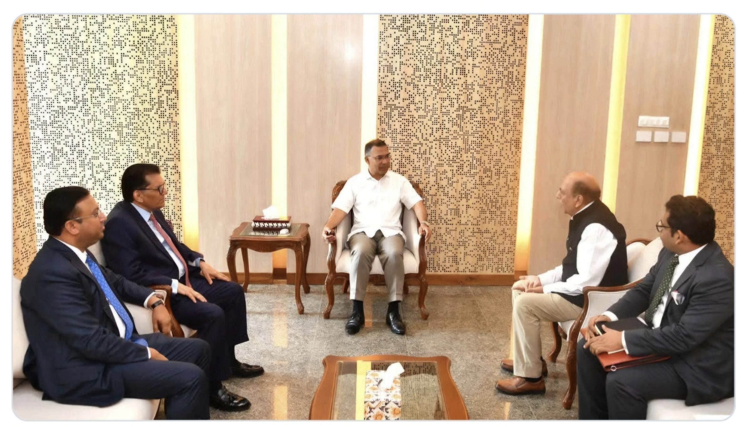 সম্পর্কের আশাবাদ প্রধানমন্ত্রীর সঙ্গে ভারতীয় হাইকমিশনারের বৈঠক