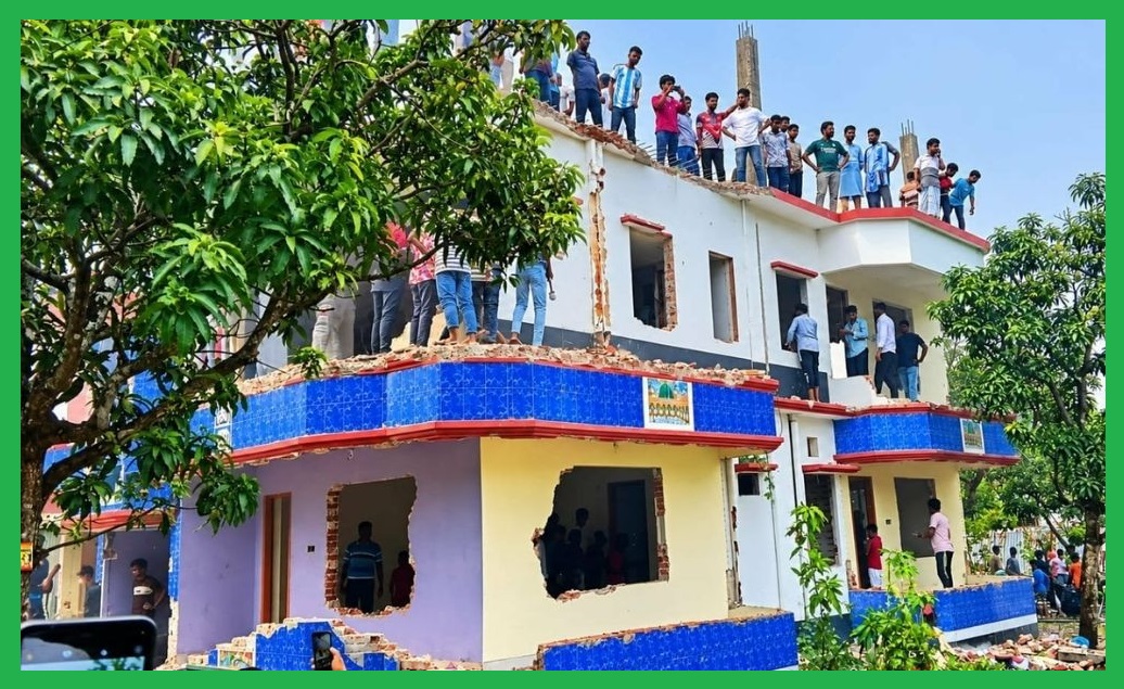পাবনায় ধর্ষকের বাড়ি ‘মবে’ ধ্বংস